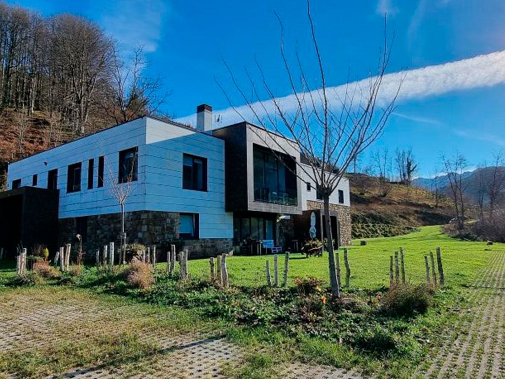 CASA RURAL O APARTAMENTO PARA 2-3 PERSONAS. EN EL PARQUE NATURAL DE AIZKORRI-ARATZ.