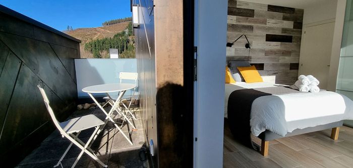 Dormitorio con terraza