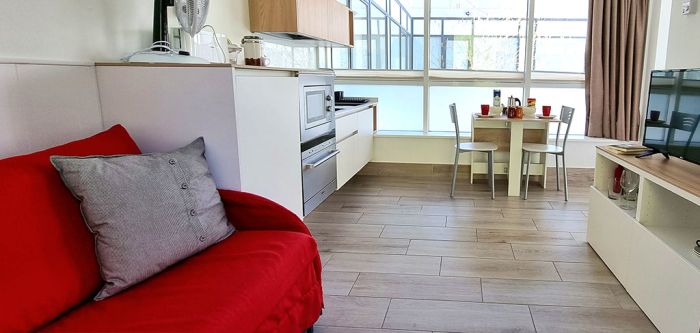 Salón con cocina equipada